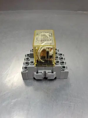 USED IDEC SH4B-05 Base w/ RH4B-UL Relay