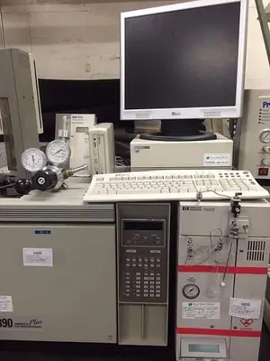 HEWLETT PACKARD 5890 SERIES II PLUS GAS CHROMATOGRAPH