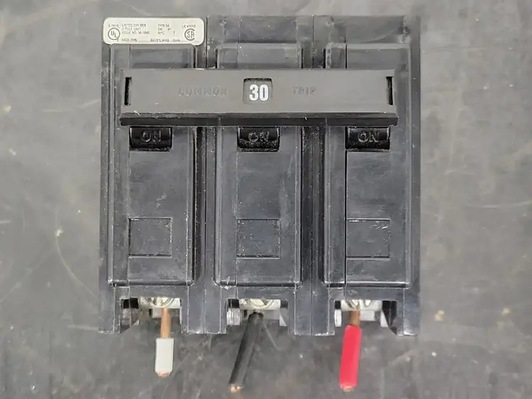 Used CUTLER-HAMMER BAB3030H Switchgears British Columbia CA | Lenmark #243364