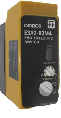 NEW OMRON E3A2-R3M4 PHOTO SWITCH E3A2R3M4