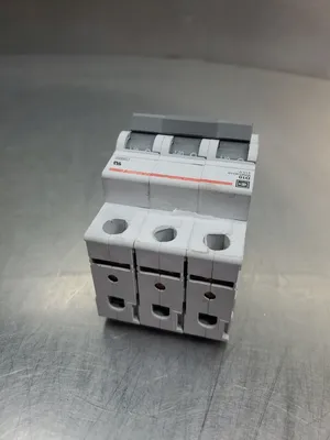 Cutler-Hammer D10 WMS3D10 3-Pole Circuit Breaker. 4C-14