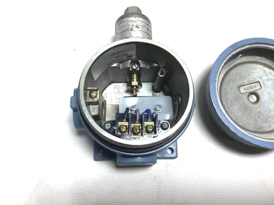 United Electric Controls J120-144 Pressure Switch 15A 480VAC 0.5-20PSI Operating Range