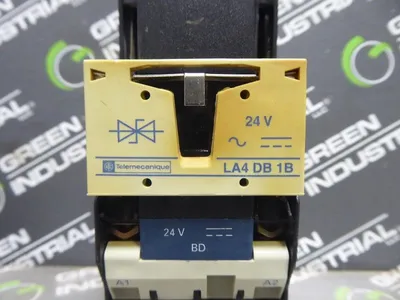 Telemecanique Contactor CA3 DN31 24VDC Coil with LA1 DN31 Relay Used