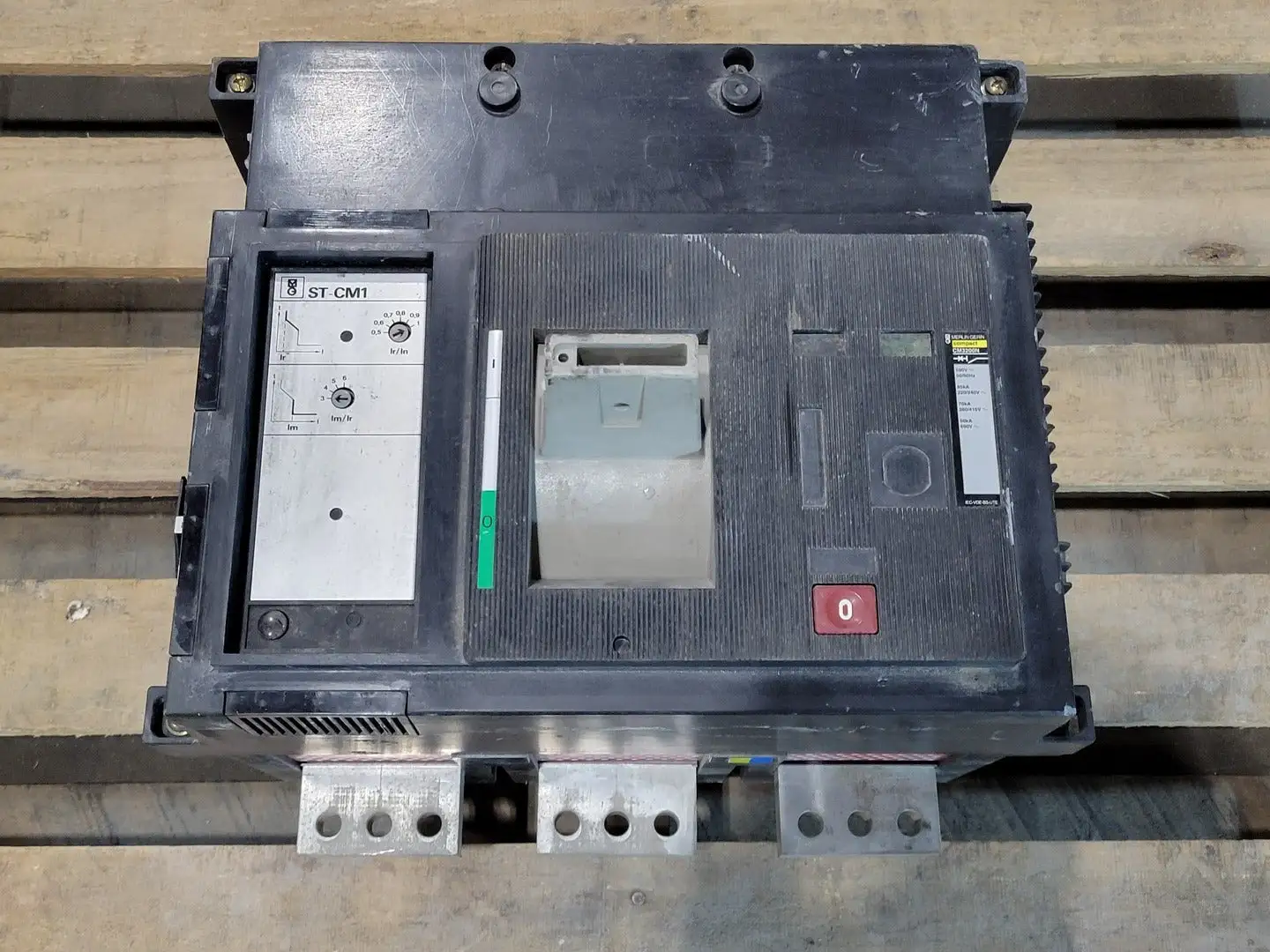 NEW MERLIN GERIN CM3200N