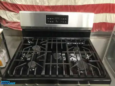 USED NEWER FRIGIDAIRE GALLERY  BLACK AND STAINLESS 5 BURNER GAS RANGE HIGH EFFICIENCY
