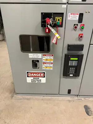 USED 2002 SQUARE D MODEL 4