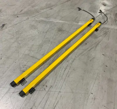 USED KEYENCE SAFETY LIGHT CURTAIN SET, FINGER-PROTECTION TYPE, 127 OPT. AXES