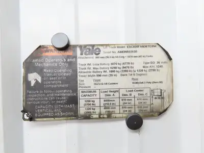 Yale Operator Center Plastic Cover Kick Plate Off ESC030FAN36TE094 Forklift