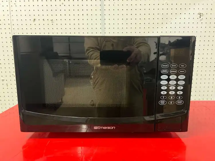 Used Emerson Used Emerson MW9255B Touch Control Microwave Oven 900W 0.9 Cu Ft - TH1 Restaurant Small Appliances Illinois US | Falcon Restaurant Supply #1374968