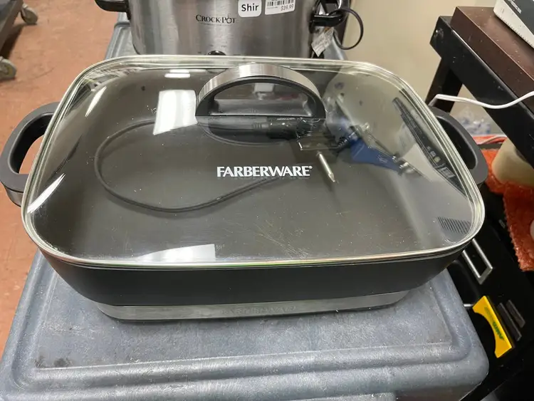 Used Farberware Used Farberware Royalty 7 Quart XL Nonstick Electric Black Skillet - Shir Electric Cooking Equipment Illinois US | Falcon Restaurant Supply #1376120