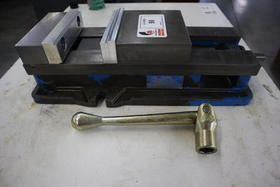 Used KURT WORKHOLDING SOLUTIONS D688 Vises Minnesota US | Machinesused.com #1390017