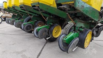 USED JOHN DEERE 7000