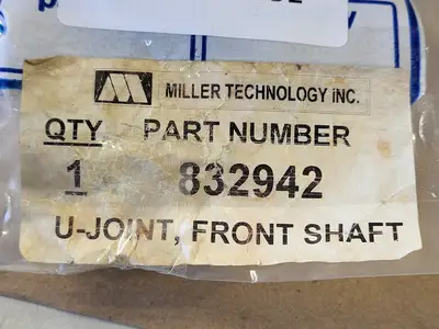 Front Shaft U-Joint 832942