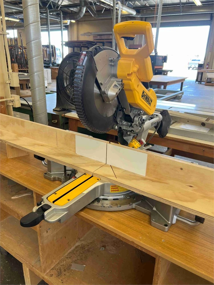 Used DEWALT DWS780 Double Miter Saws California US | MachineryMax #1384759