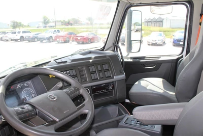 Used 2019 VOLVO VHD104B200 Cab Chassis trucks Texas US | Roll Off Truck World #1492007