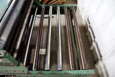 42" WIDE x 100' ROACH POWER DRIVEN ROLLER / BELT CONVEYOR, WITH VFD DRIVE: YOBRO #24712