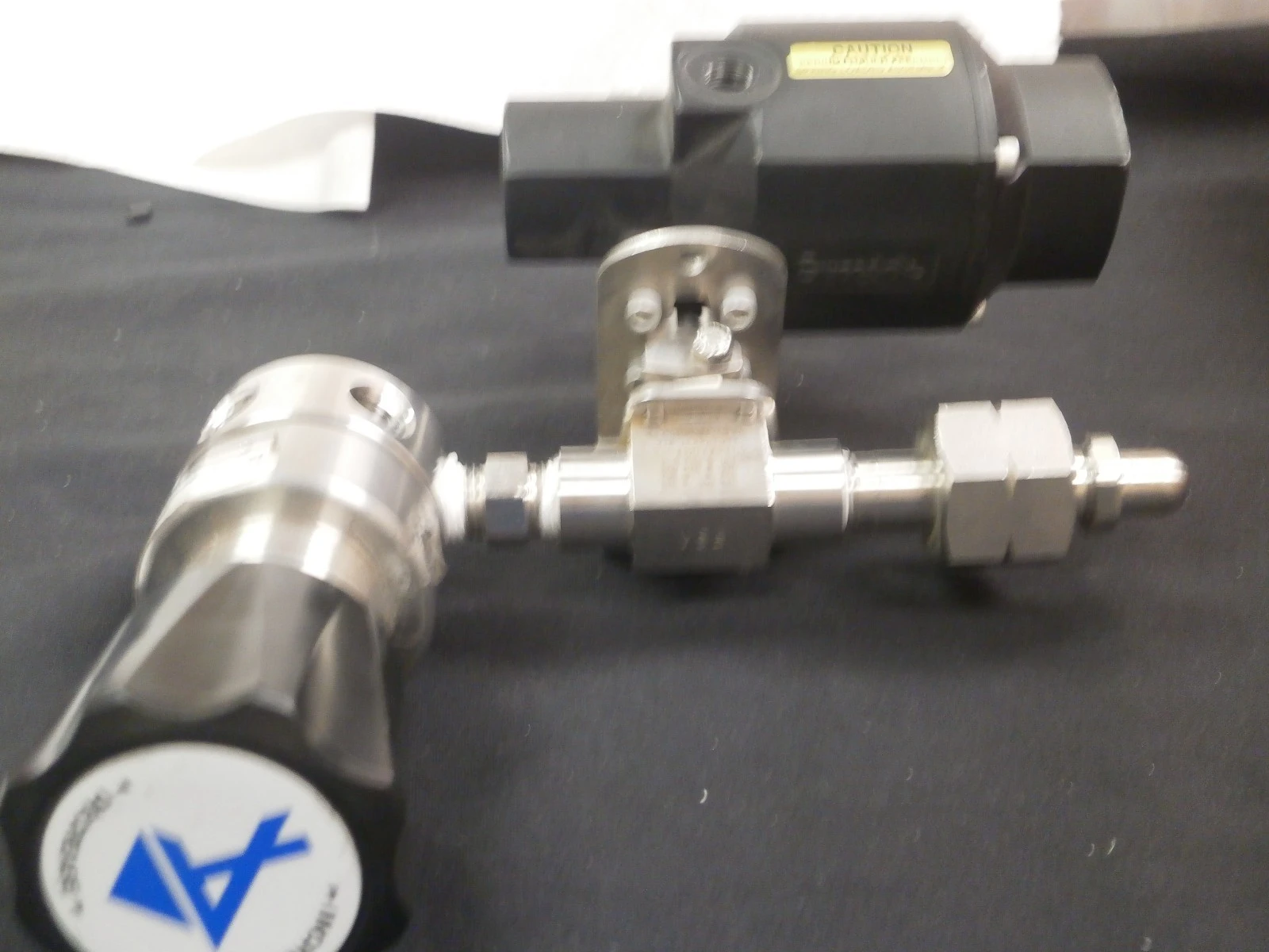 USED ADVANCED SPECIALTY APC330350C REGULATOR WITH  SWAGELOK 131SR