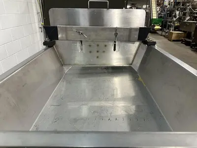 Vibratory Conveyor with Spray Nozzles