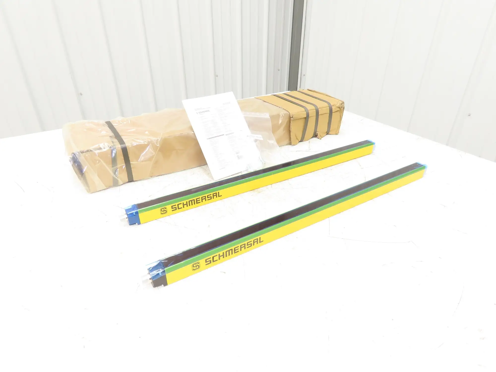 Schmersal SLC440COM-R-0650-14 Safety Light Curtain Transmitter & Receiver Set