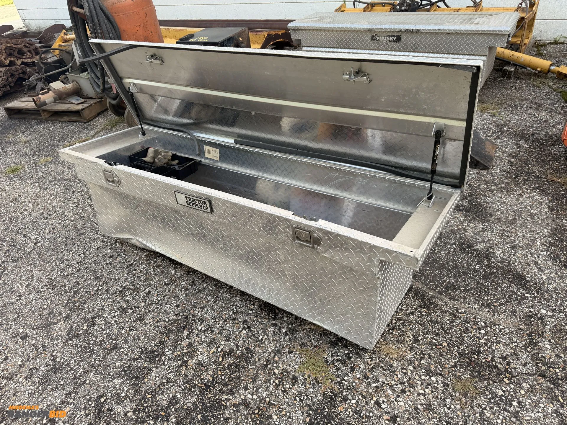 Used TRUCK TOOL BOX _UNKNOWN_ Tool Box Michigan US | Miedema Asset Management Group #1414282