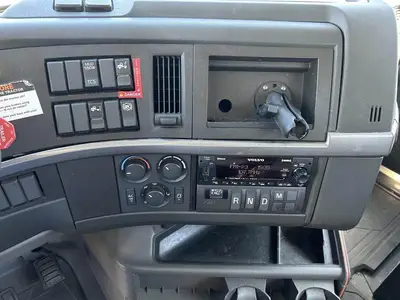 USED 2022 VOLVO VNR42T300