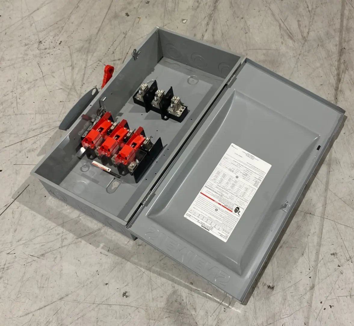 USED SIEMENS HEAVY DUTY FUSIBLE DISCONNECT SWITCH 200A MAX TYPE 1