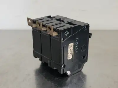15 Amp, 3 Pole, 240 volts Circuit Breaker