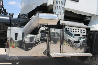 Used 2019 VOLVO VHD64B200 Vacuum Truck Texas US | Roll Off Truck World #1491991