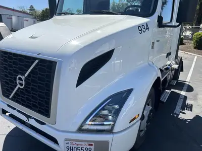 USED 2022 VOLVO VNR42T300