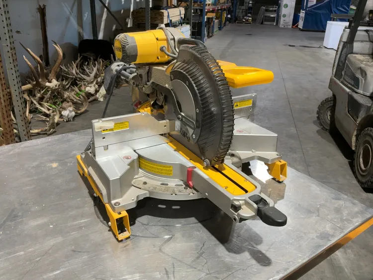 Used _UNKNOWN_ _UNKNOWN_ Miter Saws Michigan US | Miedema Asset Management Group #1295053