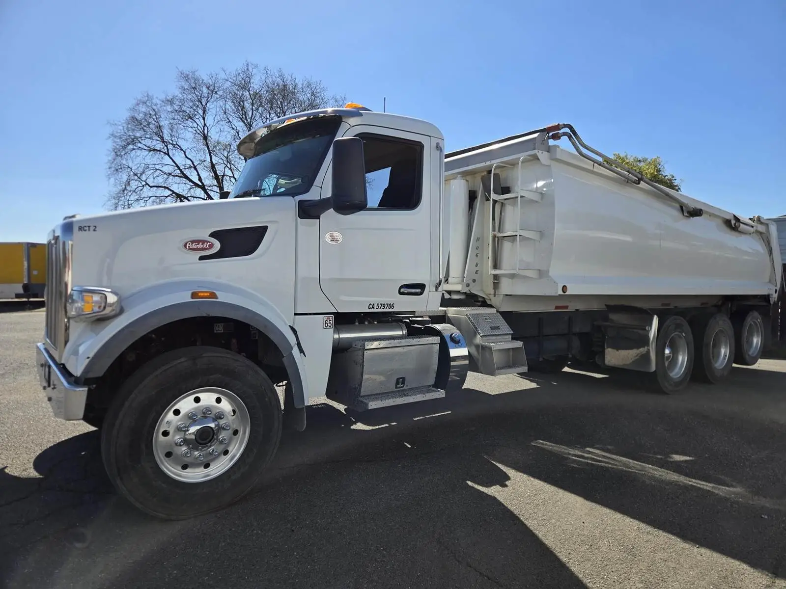 USED 2023 PETERBILT 567
