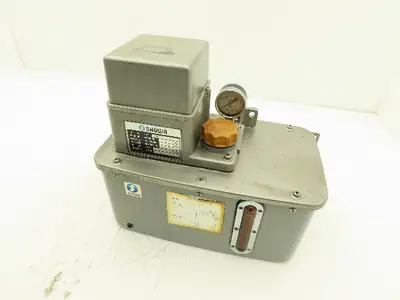 Showa LCB4 7864 Lubrication Oil Pump Machine Oiler 6L Steel Tank 0.1 L/Min 200V
