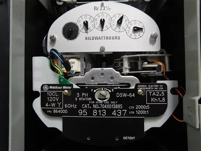 General Electric 704X013885 Watthour Meter 10CL 120V 4-W Y TA2.5 Kh1.8 Used