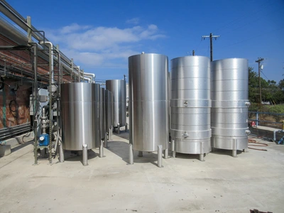 Vertical Tanks ss NEW 550 gallons
