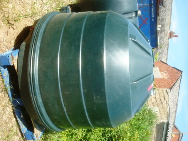 1360L Vertical MDPE Plastic enclosed Tank
