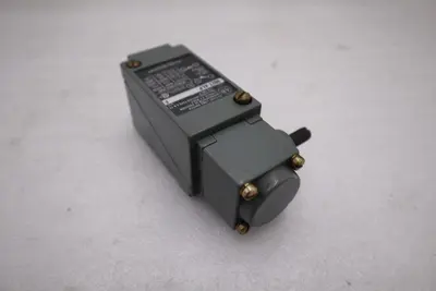 NEW OPEN BOX AB ALLEN BRADLEY 802T-ALP LIMIT SWITCH SER.J 802TALP STK L84C