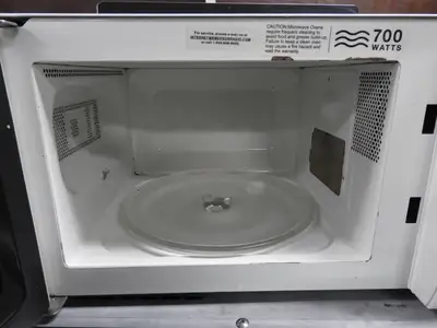 Used Emerson Used Emerson 700 Watt 0.7 Cubic Feet Microwave Oven MW7300W 120V Ovens Illinois US | Falcon Restaurant Supply #1376550