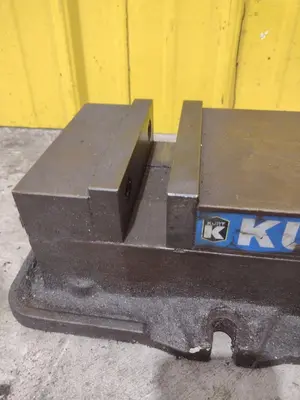 6" KURT MODEL #D675 PRECISION MACHINE VISE W/ SWIVEL HANDLE: STOCK #23448