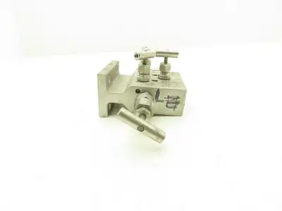 Swagelok SS-V5NBF8-FL-G-SG 5 Valve Instrument Manifold SS Ball Tip 1/2" NPT