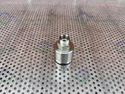 USED SWAGELOK QTM8-316 STAINLESS STEEL FEMALE QUICK CONNECT FITTING