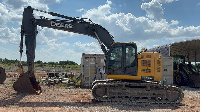 USED 2017 Deere 245G LC