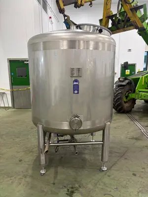 Used 2022 Axium 2,000 Litre Stainless Steel Tanks GB | Perry Equipment #1517028