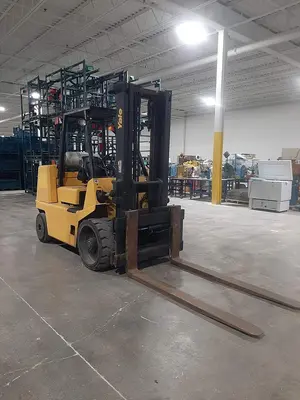 USED YALE GLC135 – 13500 LB. PROPANE FORKLIFT