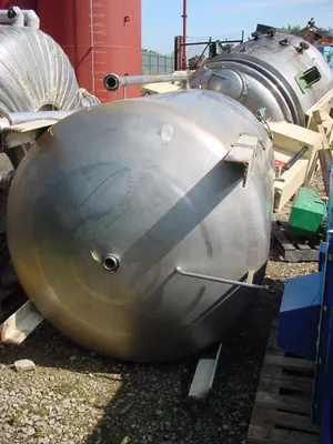 2750L S/S Vertical Enclosed Tank