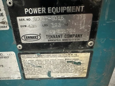 TENNANT 24" ELECTRIC FLOOR SWEEPER