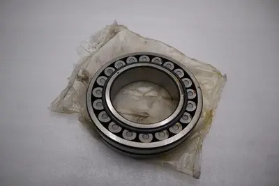 NEW IN BOX NSK Bearing 22215EAKE4C3 STOCK H1655A