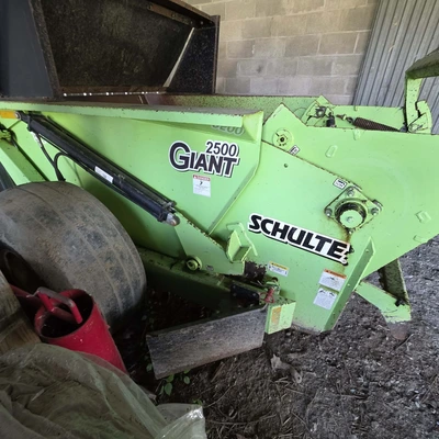 2010 SCHULTE 2500 GIANT Rock Picker | Iron Listing (37)