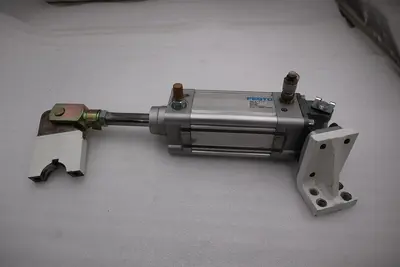 Festo Pneumatic Cylinder DNC-2 1/2"-2.5"-PPV-A limit switch STOCK 1395C