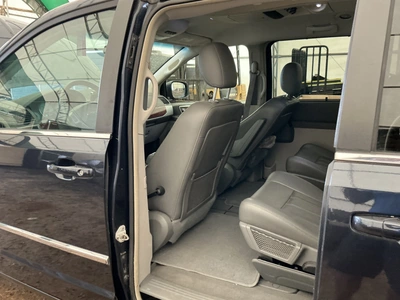 USED 2009 CHRYSLER TOWN AND COUNTRY