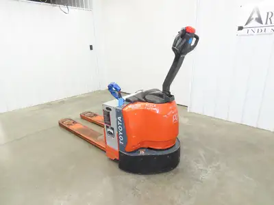 Toyota 8HBW30 Electric Walkie Pallet Jack 6000 lb 61" Forks 8.5" Lift 24V 814H